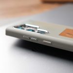The metal button of Samsung's NFC smart ink screen phone case is being displayed