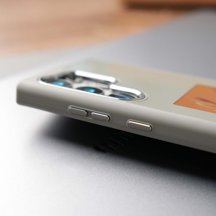The metal button of Samsung's NFC smart ink screen phone case is being displayed