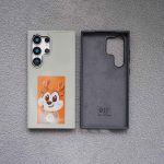 The appearance and lining of Samsung NFC smart ink screen phone case are being displayed
