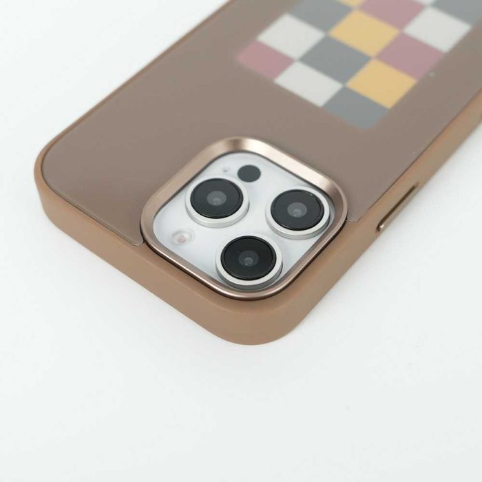 Showcased the metal lens frame of the E ink NFC phone case