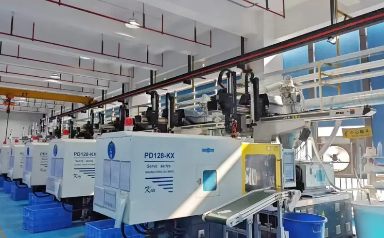 Injection Molding Workshop mobile phone case wholesale