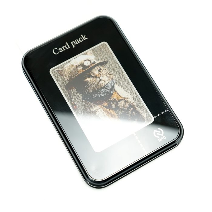 The back panel of the ink wallet being displayed is reflective, very fashionable and high-end